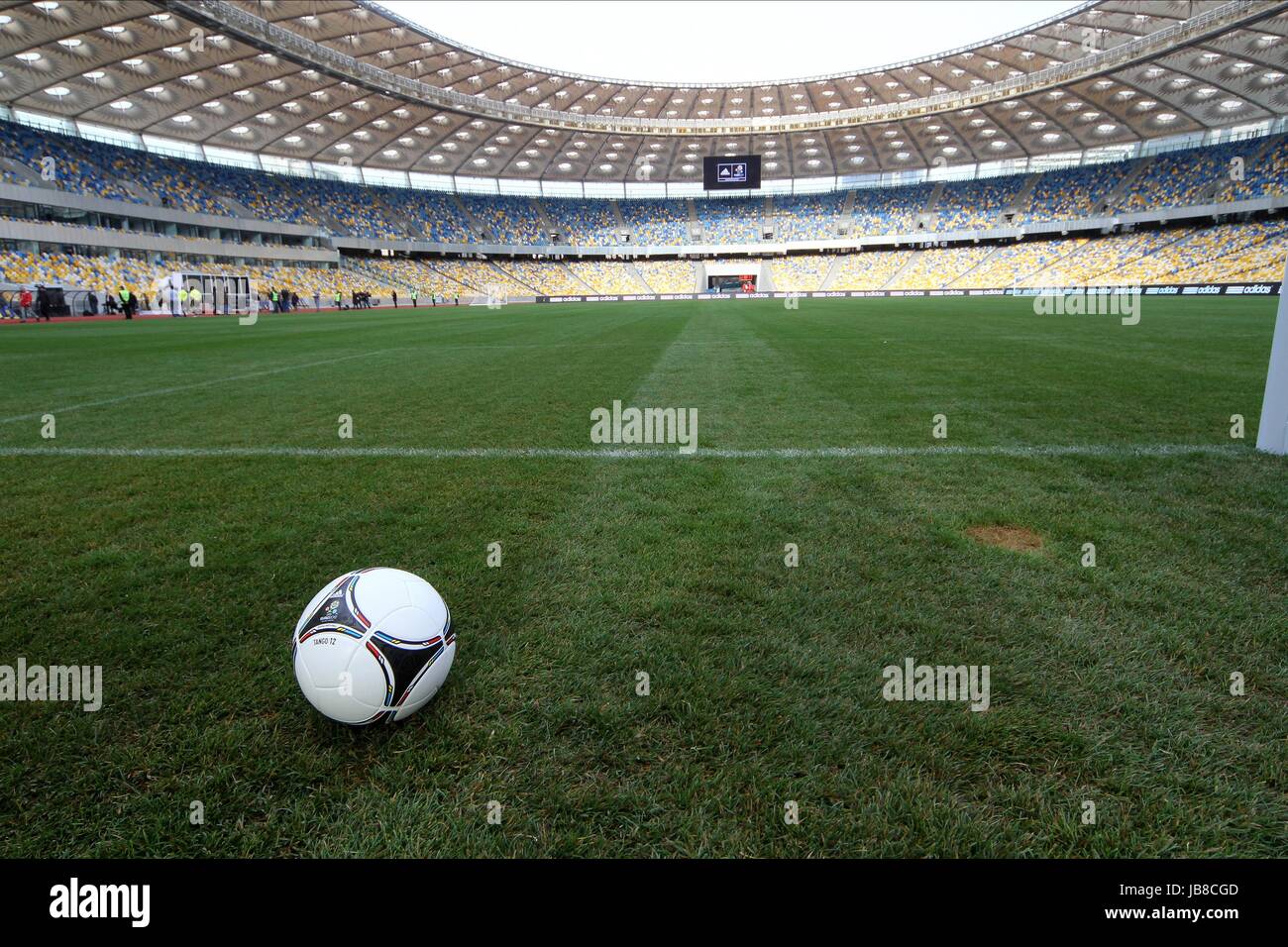 Adidas football on pitch fotografías e imágenes de alta resolución - Alamy