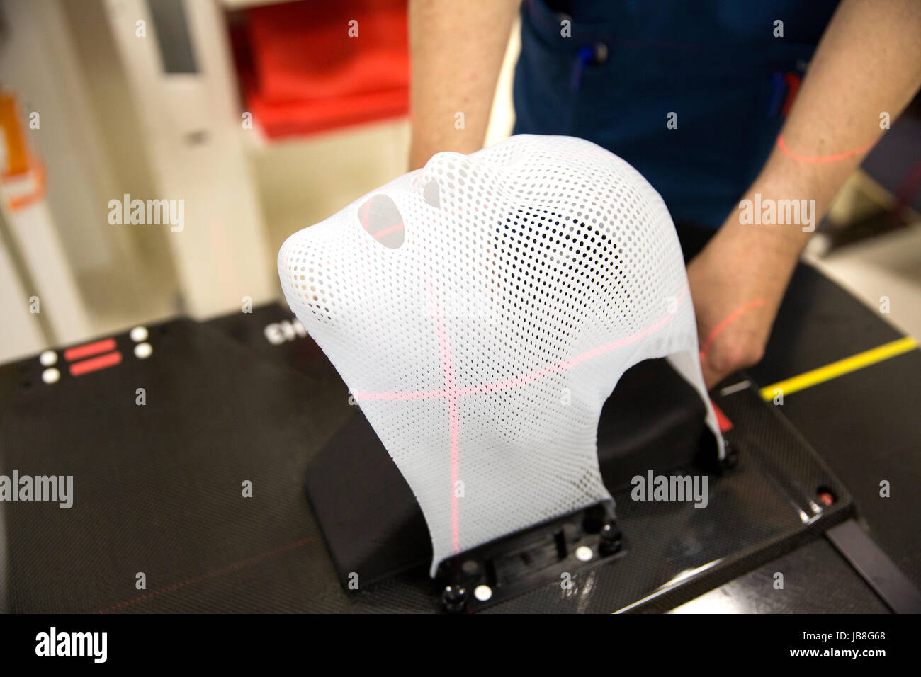 Realizar una máscara facial de radioterapia Fotografía de stock - Alamy
