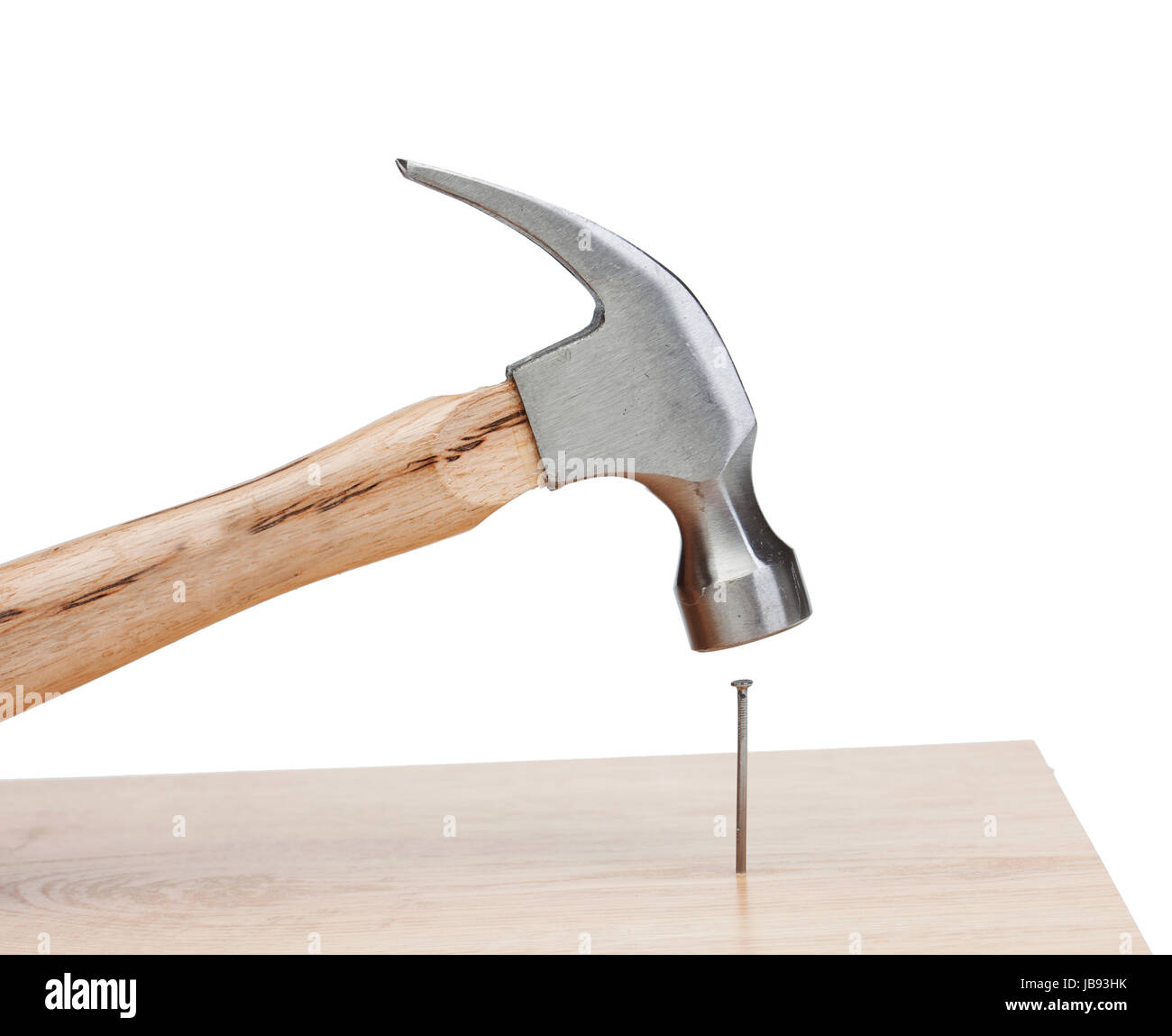 Un martillo golpea un clavo en una madera aislado sobre fondo blanco Fotografía de stock Alamy