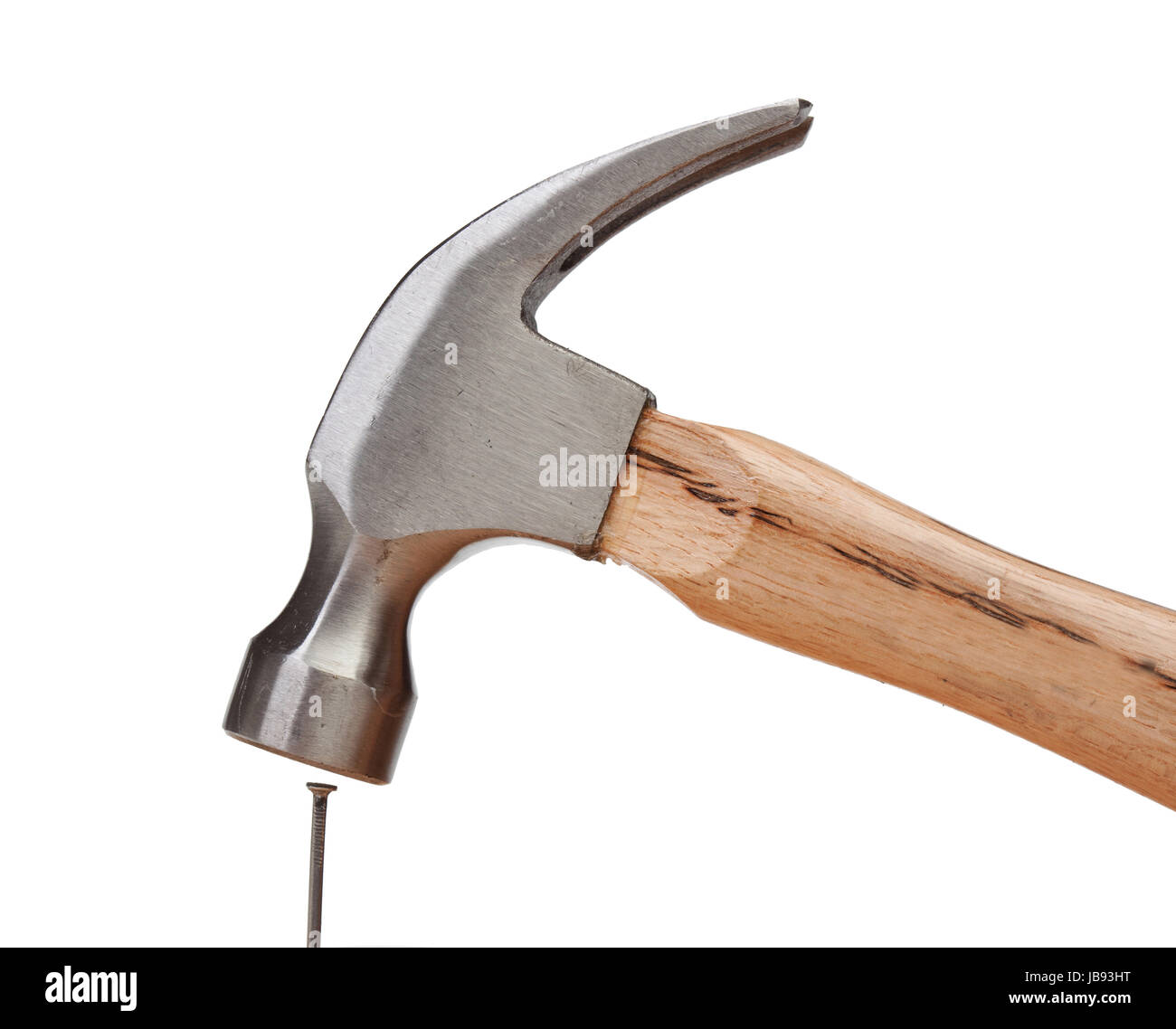 Un martillo golpea un clavo aislado sobre blanco Fotografía stock - Alamy