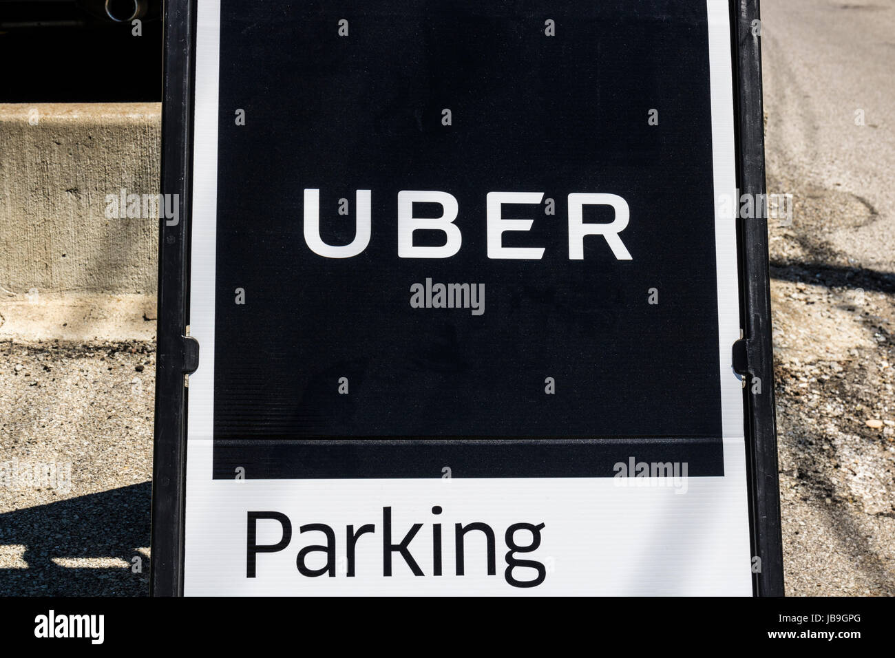 Indianapolis - Circa Junio 2017: Uber Cubo Greenlight. Uber Los conductores pueden obtener asistencia en persona a un cubo Greenlight I Foto de stock