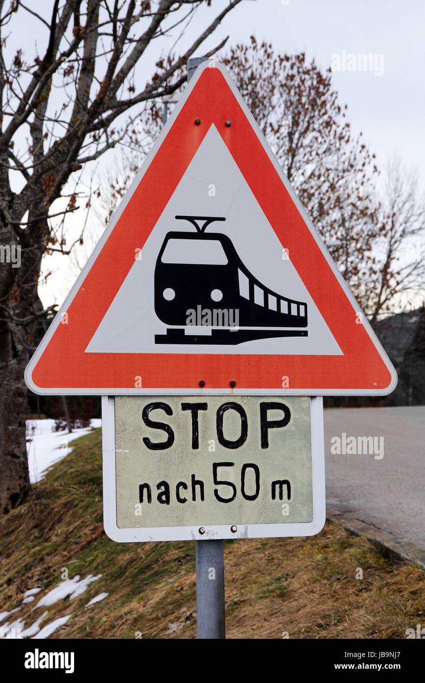 Atención unbeschrankter cruce ferroviario Fotografía de stock - Alamy