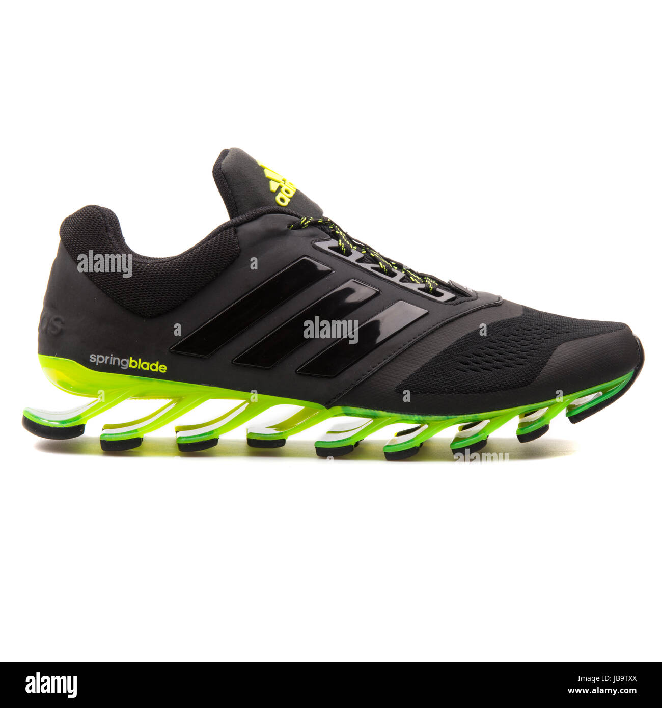 Adidas Drive 2 m negro y verde, Los hombres ejecutan Sneakers - D69684 Fotografía de stock -