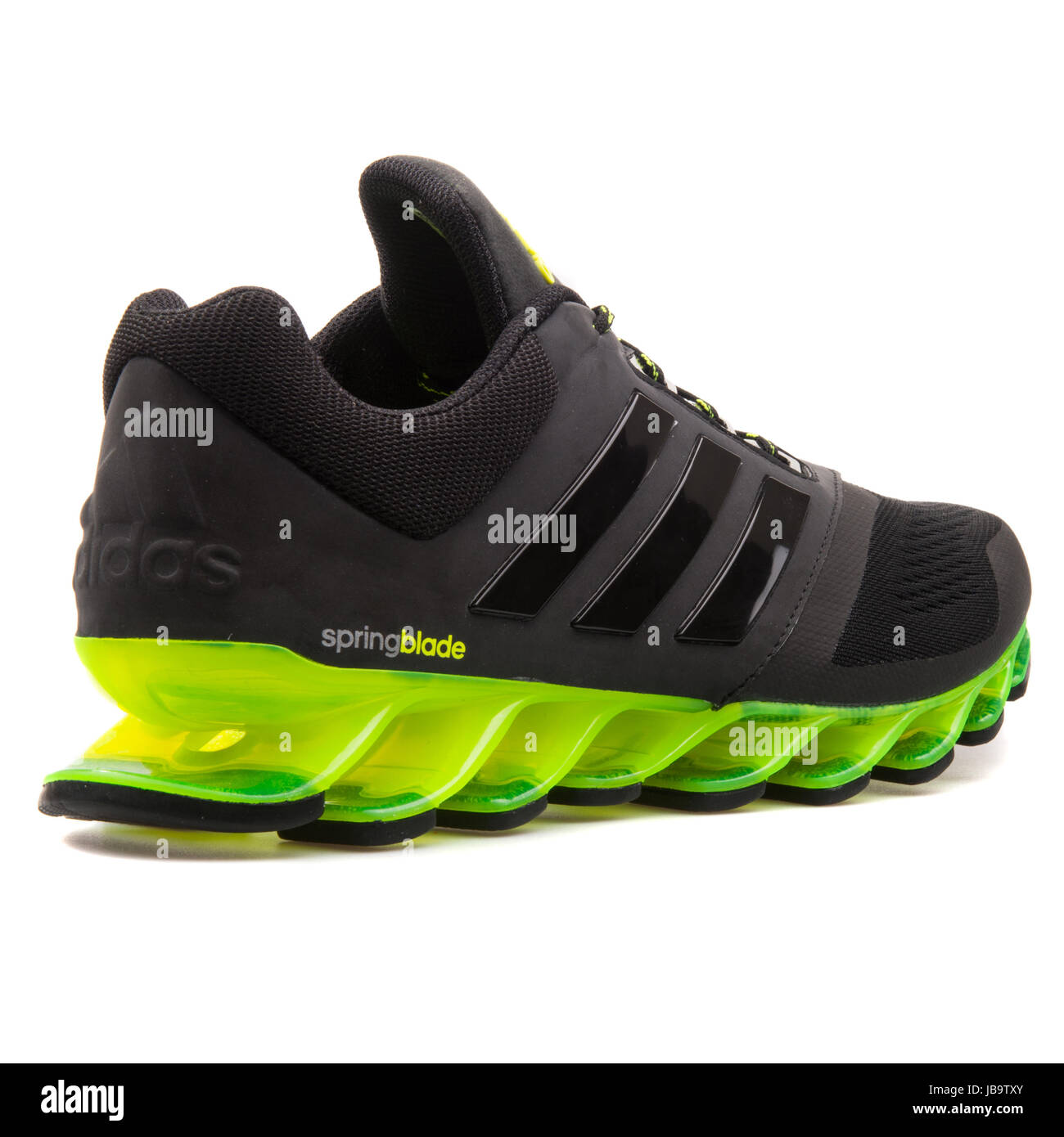 Adidas Springblade Drive 2 m negro y verde, Los hombres ejecutan Sneakers -  D69684 Fotografía de stock - Alamy