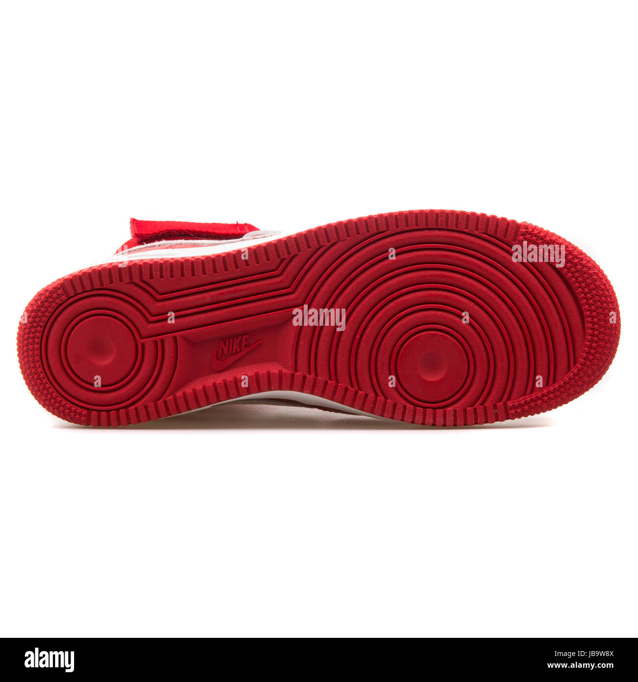 Nike Air Force 1 Hi Retro QS Gimnasio rojo y blanco en la cumbre China  exclusivas zapatillas de baloncesto de los hombres Retro - 743546-600  Fotografía de stock - Alamy