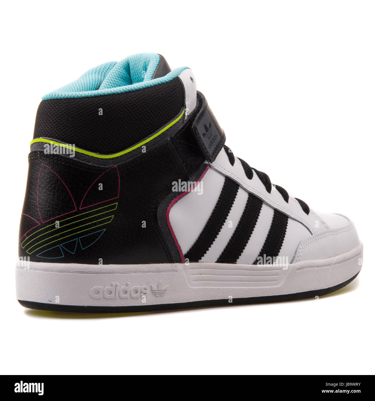 Adidas Varial mediados del hombre blanco y negro Skateboarding Shoes -  D68665 Fotografía de stock - Alamy