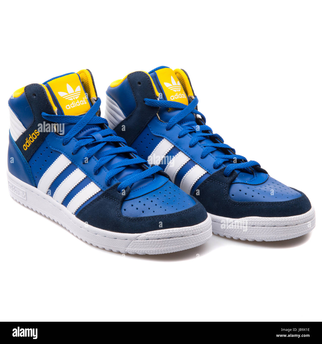 Adidas Pro Play 2 azul, blanco y amarillo, los deportes masculinos Sneakers  - B35364 Fotografía de stock - Alamy