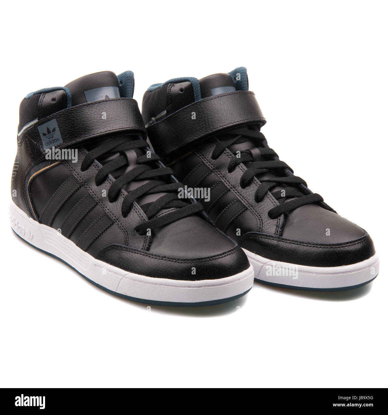 Adidas Varial mediados de cuero negro zapatillas de baloncesto D68664 de - Alamy
