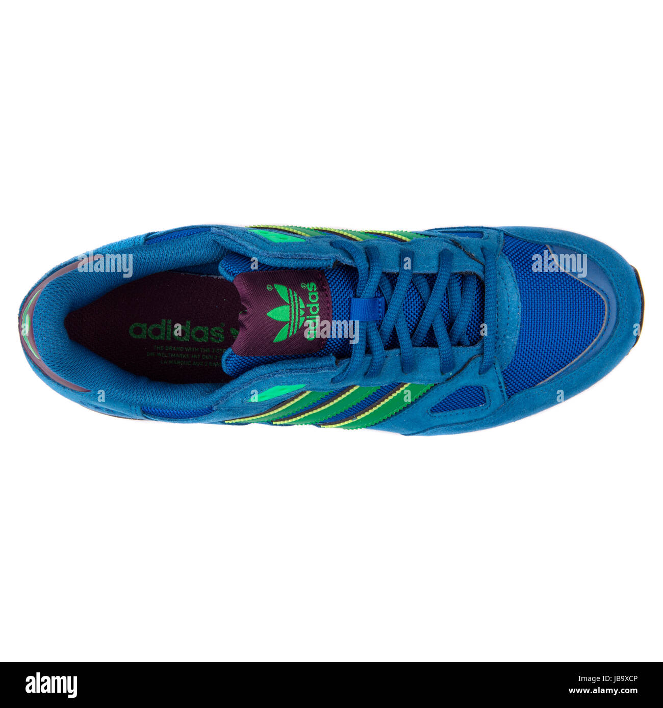 Desilusión maximizar Representación Adidas ZX 750 azul y verde los deportes masculinos Sneakers - B24857  Fotografía de stock - Alamy