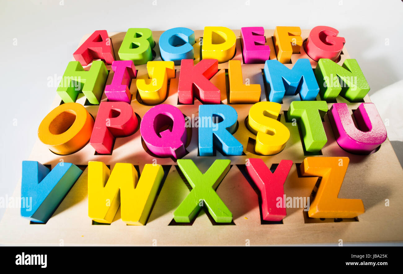 Alfabeto latino letras de madera multicolor Foto de stock