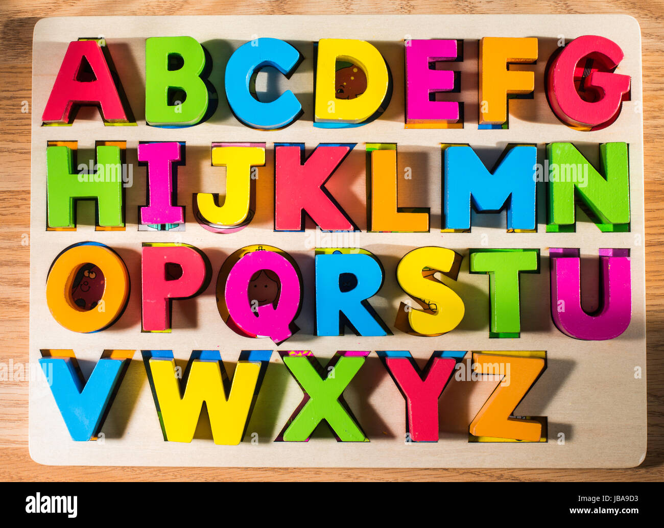 Alfabeto latino letras de madera multicolor Foto de stock