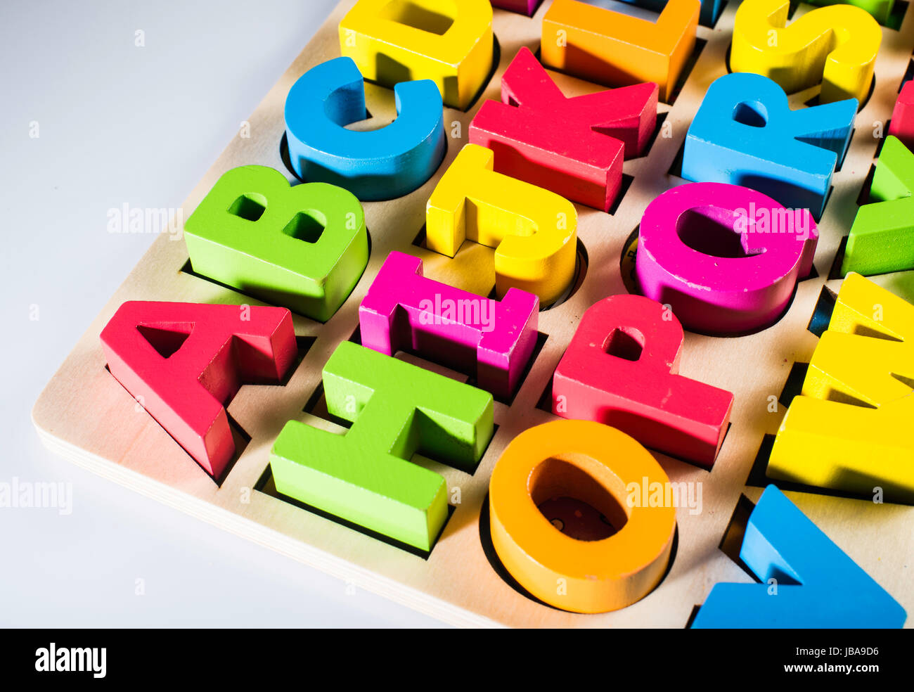 Alfabeto latino letras de madera multicolor Foto de stock