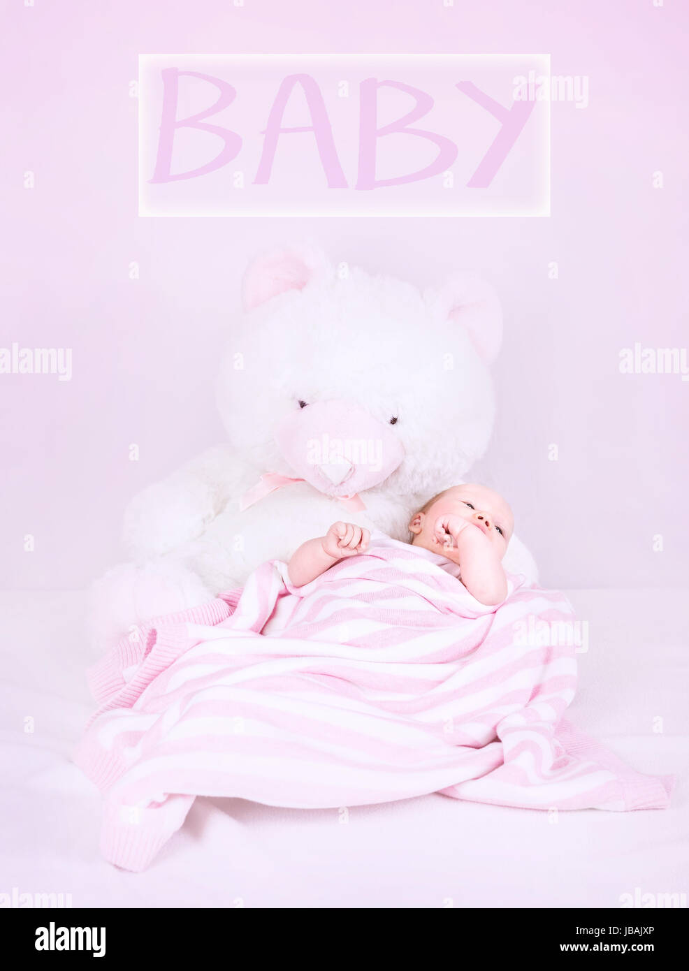 Bebé recién nacido con oso de peluche en la cama, lindo dormitorio rosa  para niña, espacio de texto, feliz y un estilo de vida saludable, la  inocencia concepto Fotografía de stock 