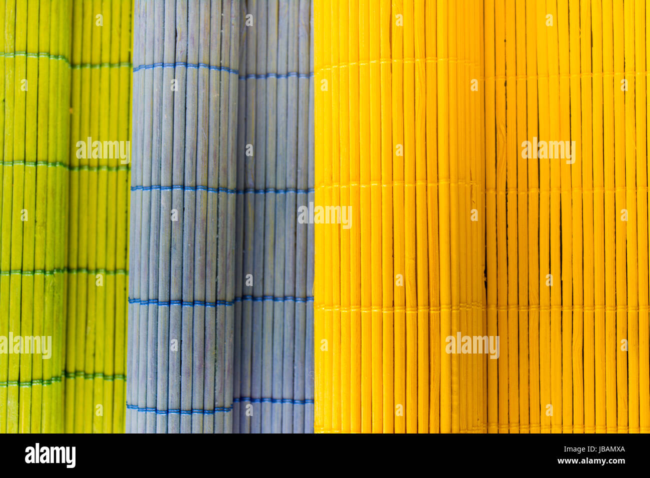 Manteles carpetas tres colores diferentes, con una textura de ramas de  madera Fotografía de stock - Alamy