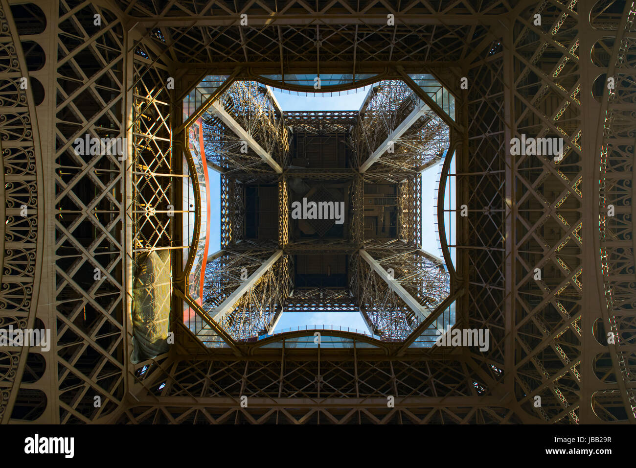 Torre Eiffel vista desde abajo; París, Francia Foto de stock