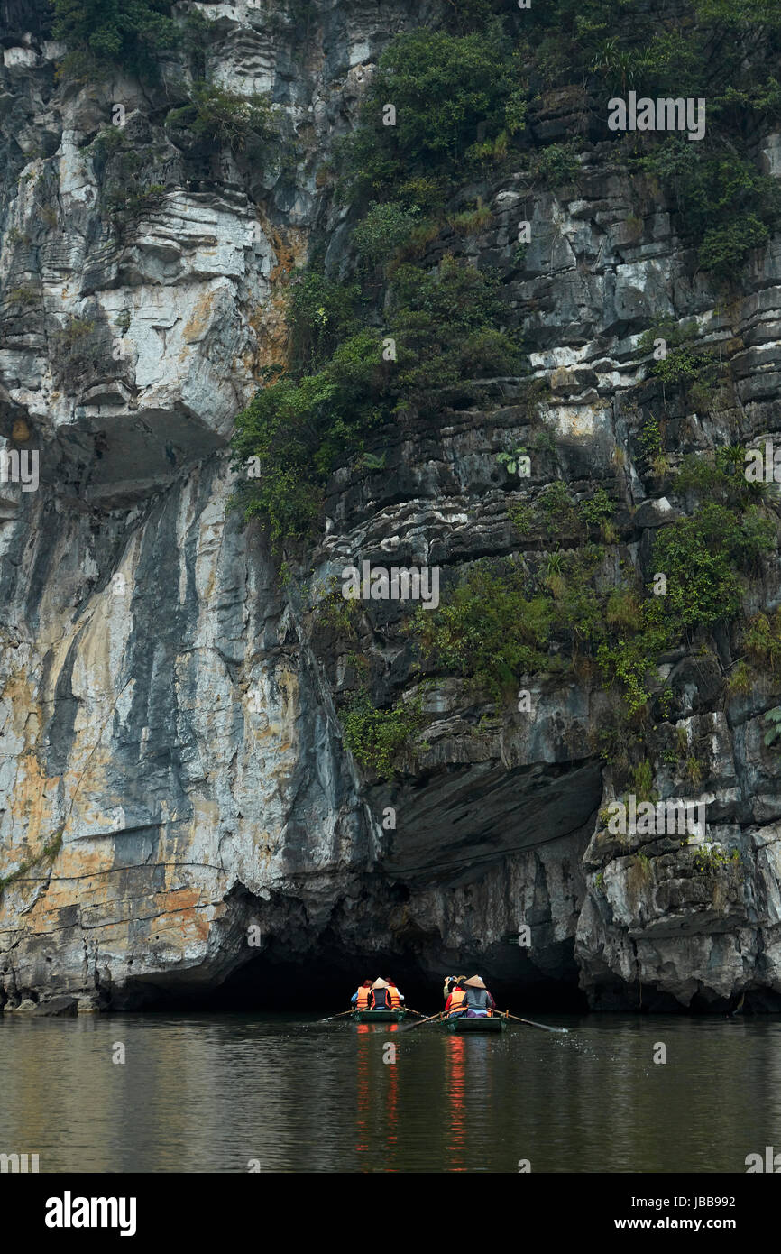 Los turistas de viaje en barco a través de Trang Una grutas (área de Patrimonio Mundial de la UNESCO), cerca de Ninh Binh, Vietnam Foto de stock