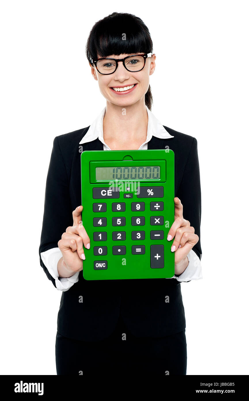 Hermosa mujer sonriente ejecutivo y mostrando la calculadora para cámara  Fotografía de stock - Alamy