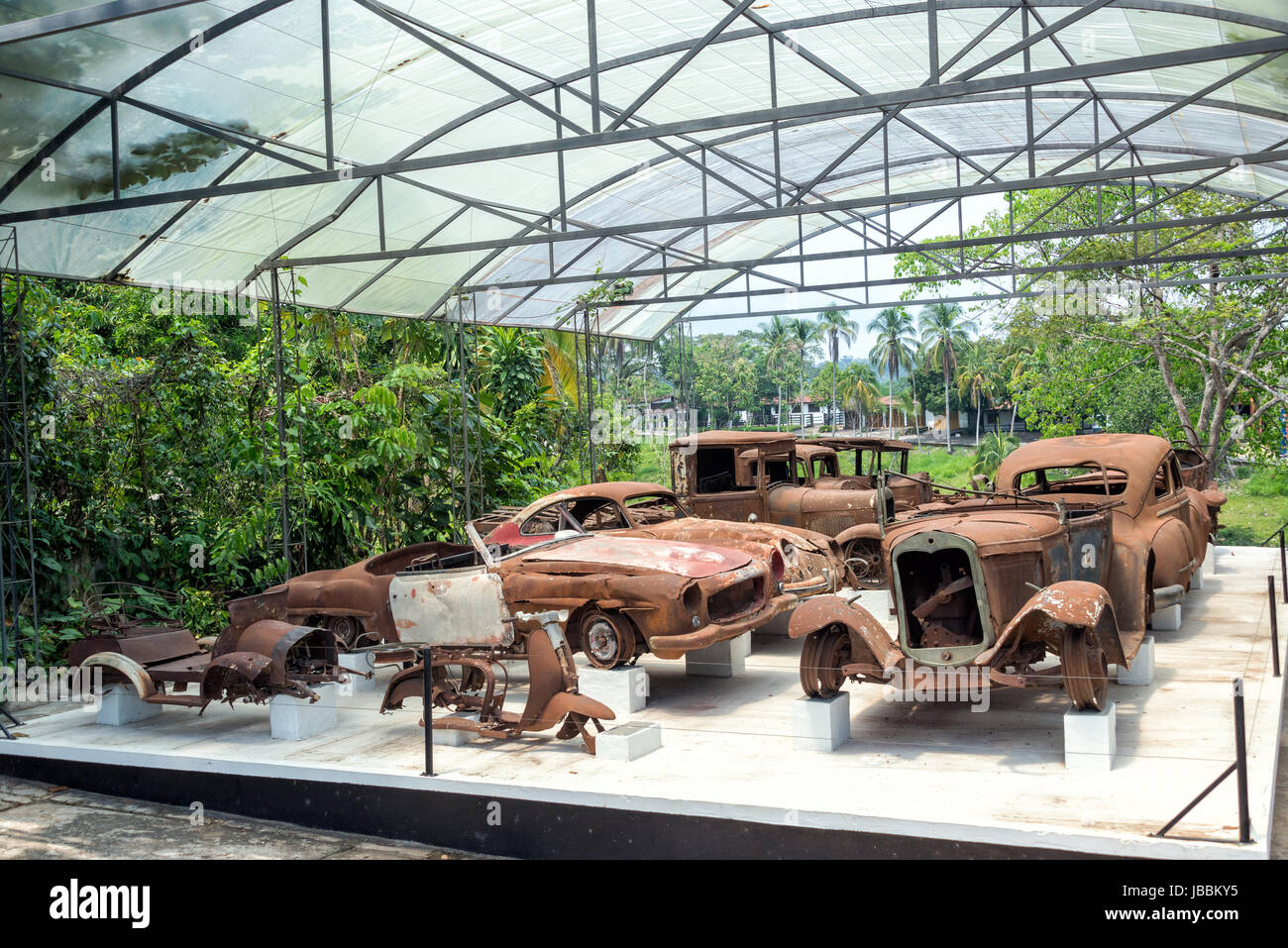 PUERTO TRIUNFO, COLOMBIA - 26 de febrero: una colección de coches  destruidos que perteneció a Pablo Escobar en exhibición en Puerto Triunfo,  Colombia el 26 de febrero de 2014. Pablo Escobar era