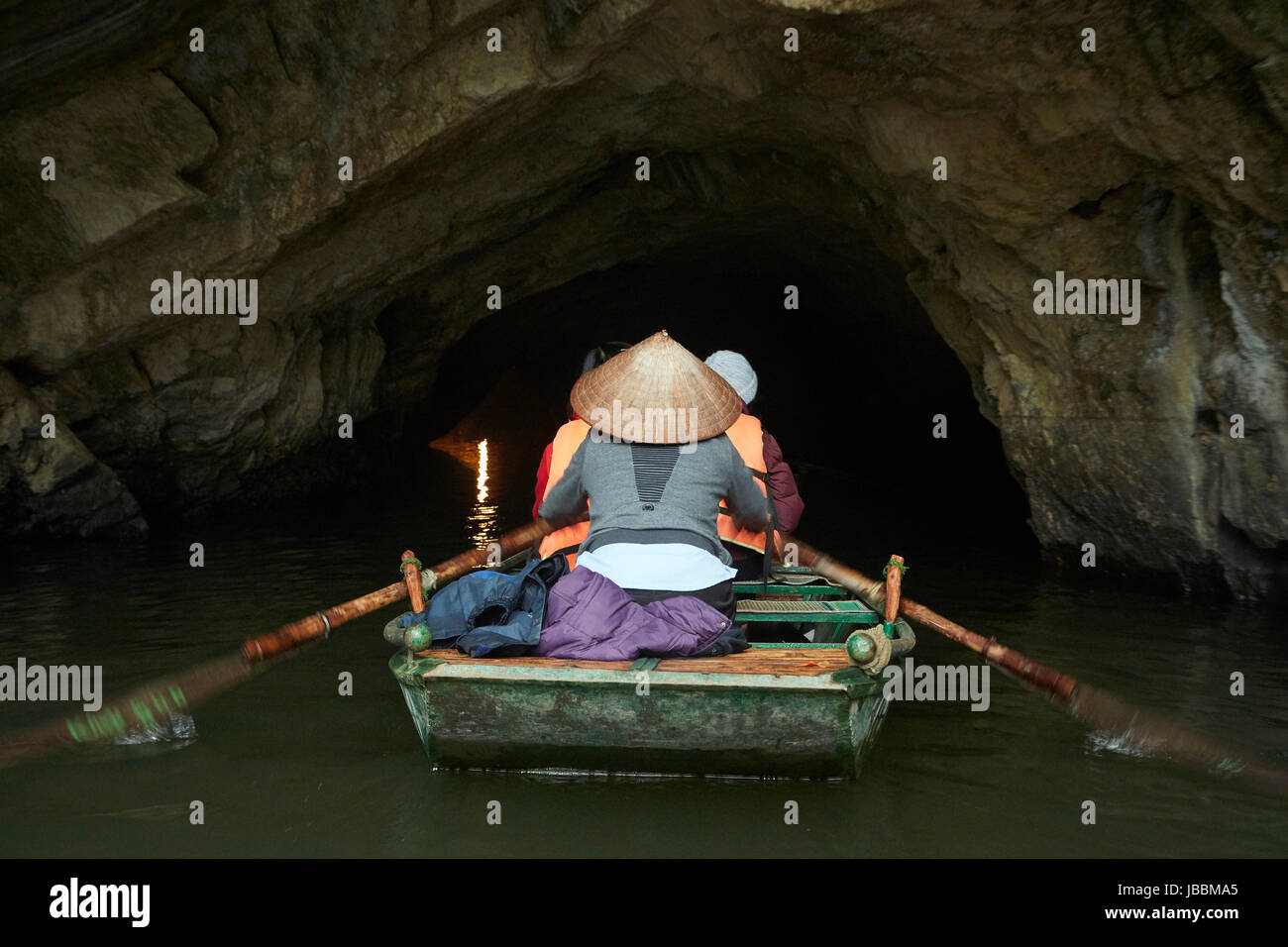 Los turistas de viaje en barco a través de Trang Una grutas (área de Patrimonio Mundial de la UNESCO), cerca de Ninh Binh, Vietnam Foto de stock