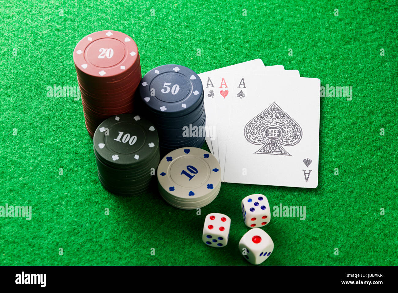 Jugando a las cartas dados poker fotografías e imágenes de alta resolución  - Alamy