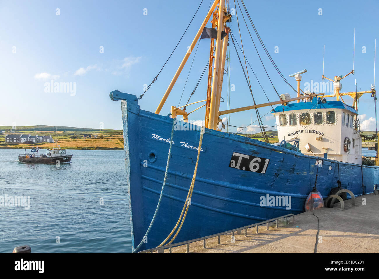 Blaues Fischerboot im Hafen von Portmagee, Condado de Kerry, Irlanda Foto de stock