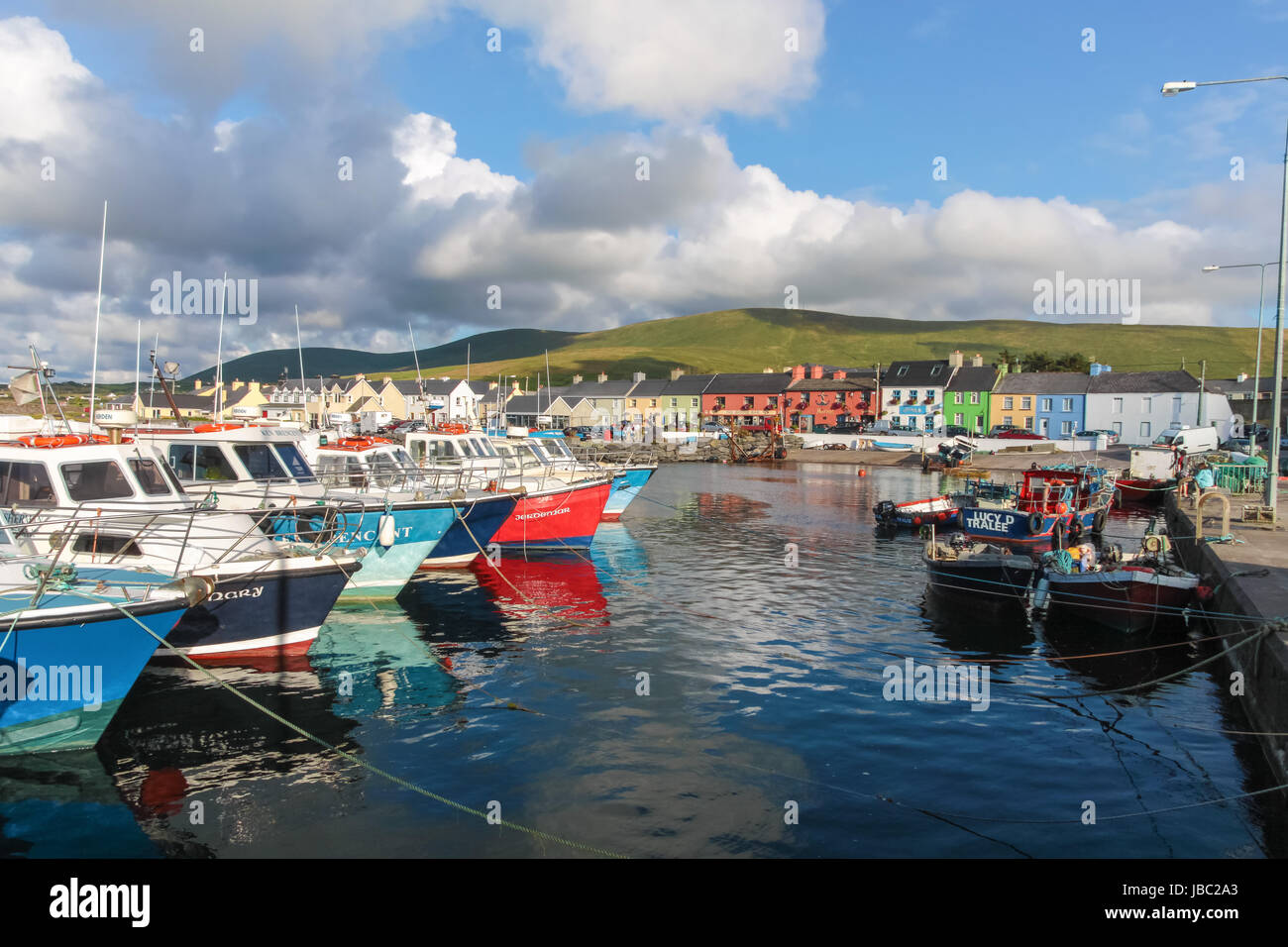 Bunte Boote im Hafen von Portmagee, Condado de Kerry, Irlanda Foto de stock