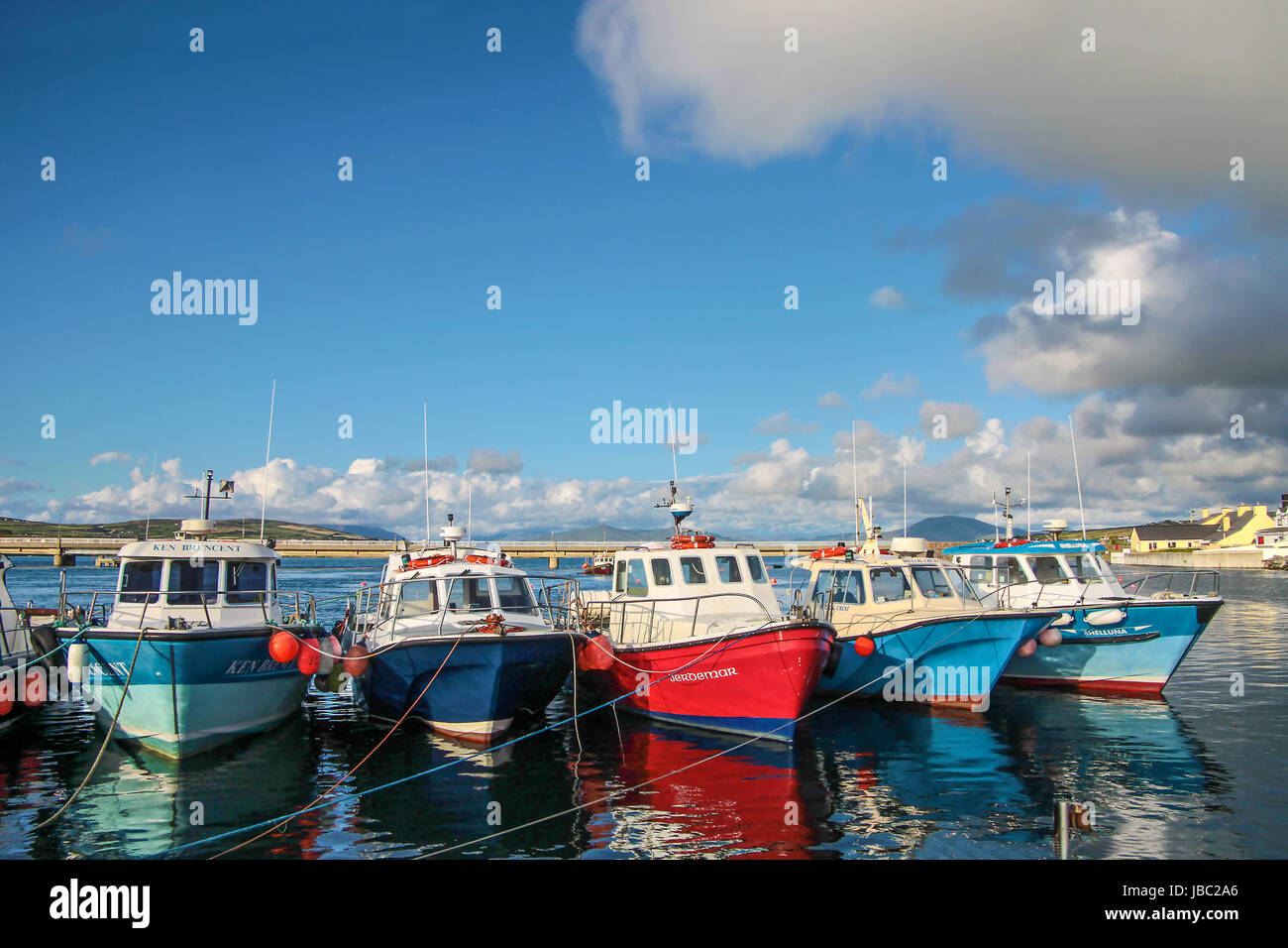 Bunte Boote im Hafen von Portmagee, Condado de Kerry, Irlanda Foto de stock