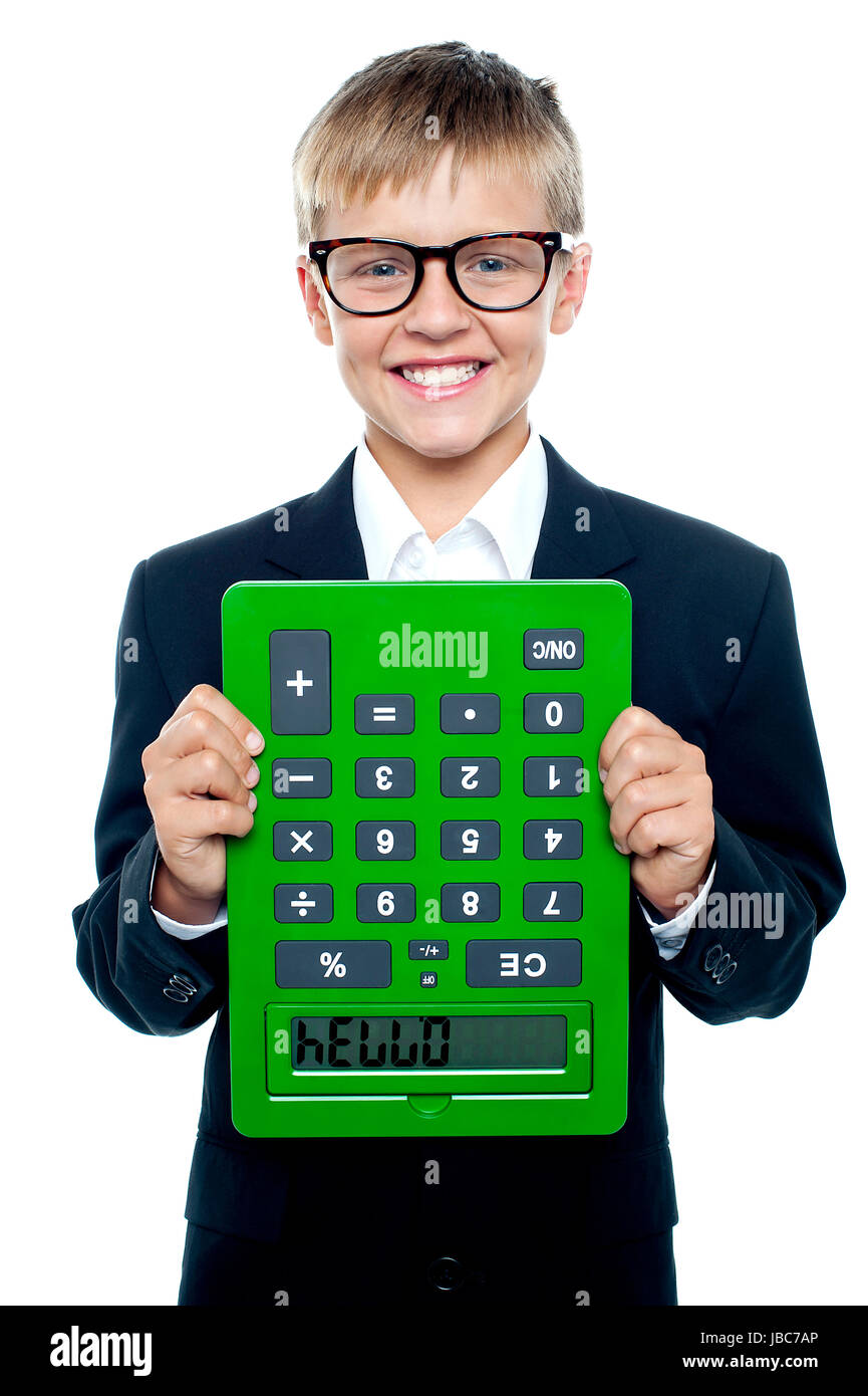 La nueva manera de saludar hola. Escuela niño sosteniendo calculadora boca  abajo Fotografía de stock - Alamy