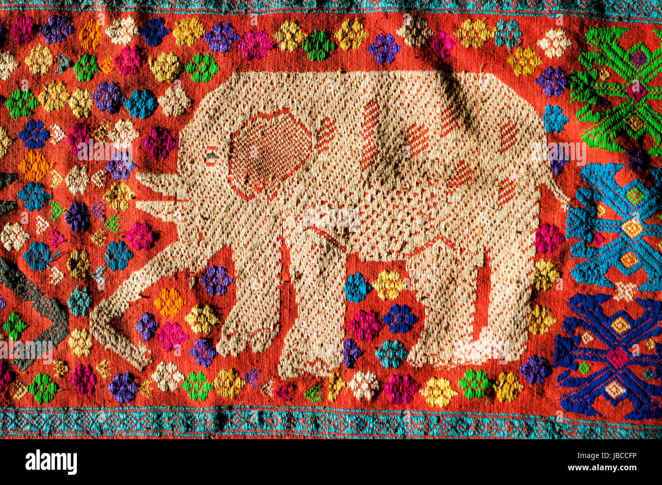 Textiles tejidas a mano con elefantes de Laos en ajuste studio Foto de stock