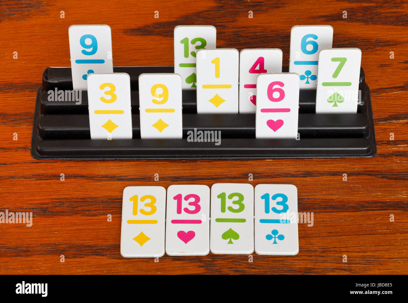 Jugando en el rummy juego de cartas sobre la mesa de madera - Ejecutar y  grupo de tarjetas Fotografía de stock - Alamy