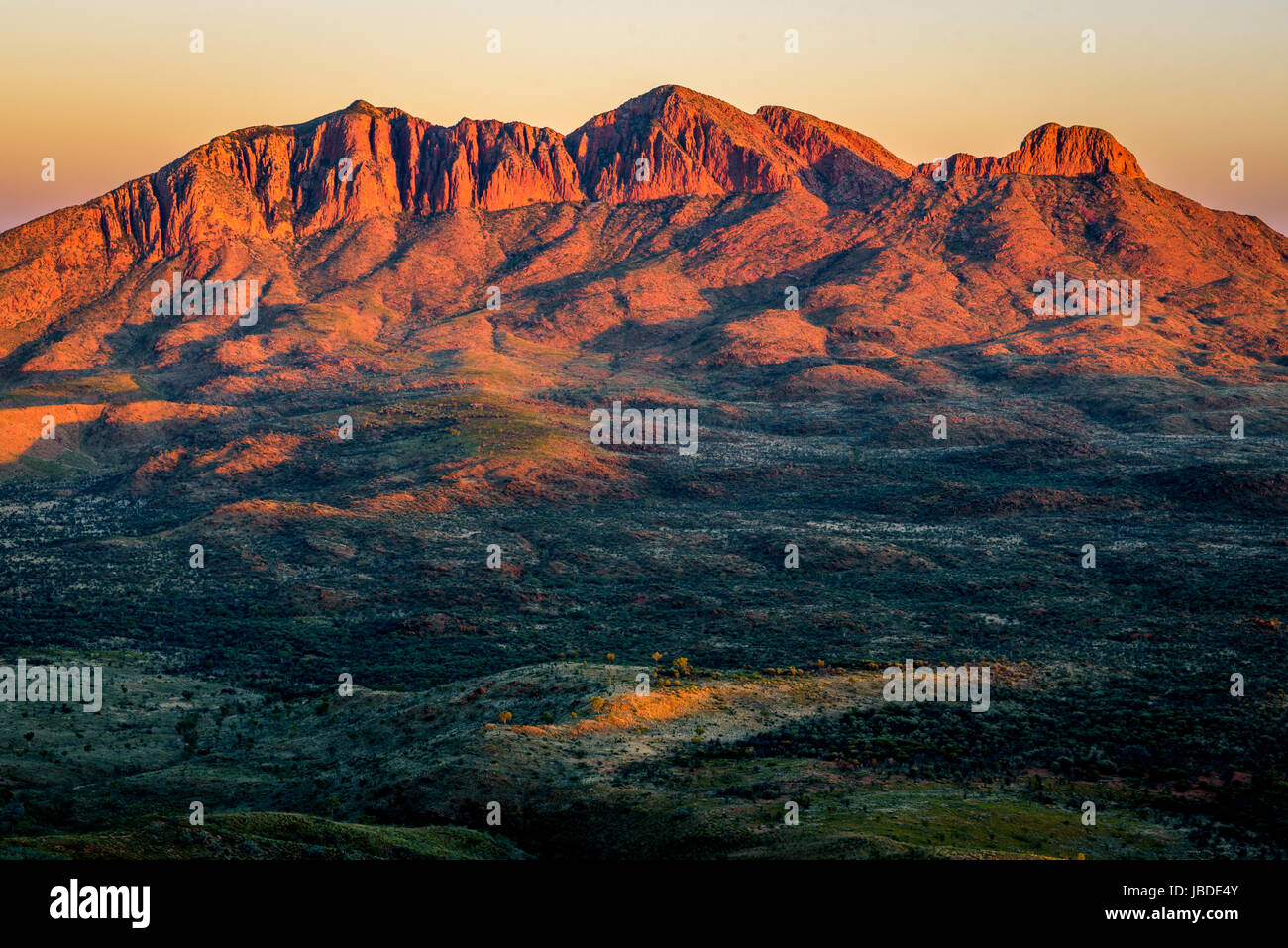 Mount Sonder desde la cima de la colina mirador al amanecer. West Macdonnell Ranges, Northern Territory Foto de stock