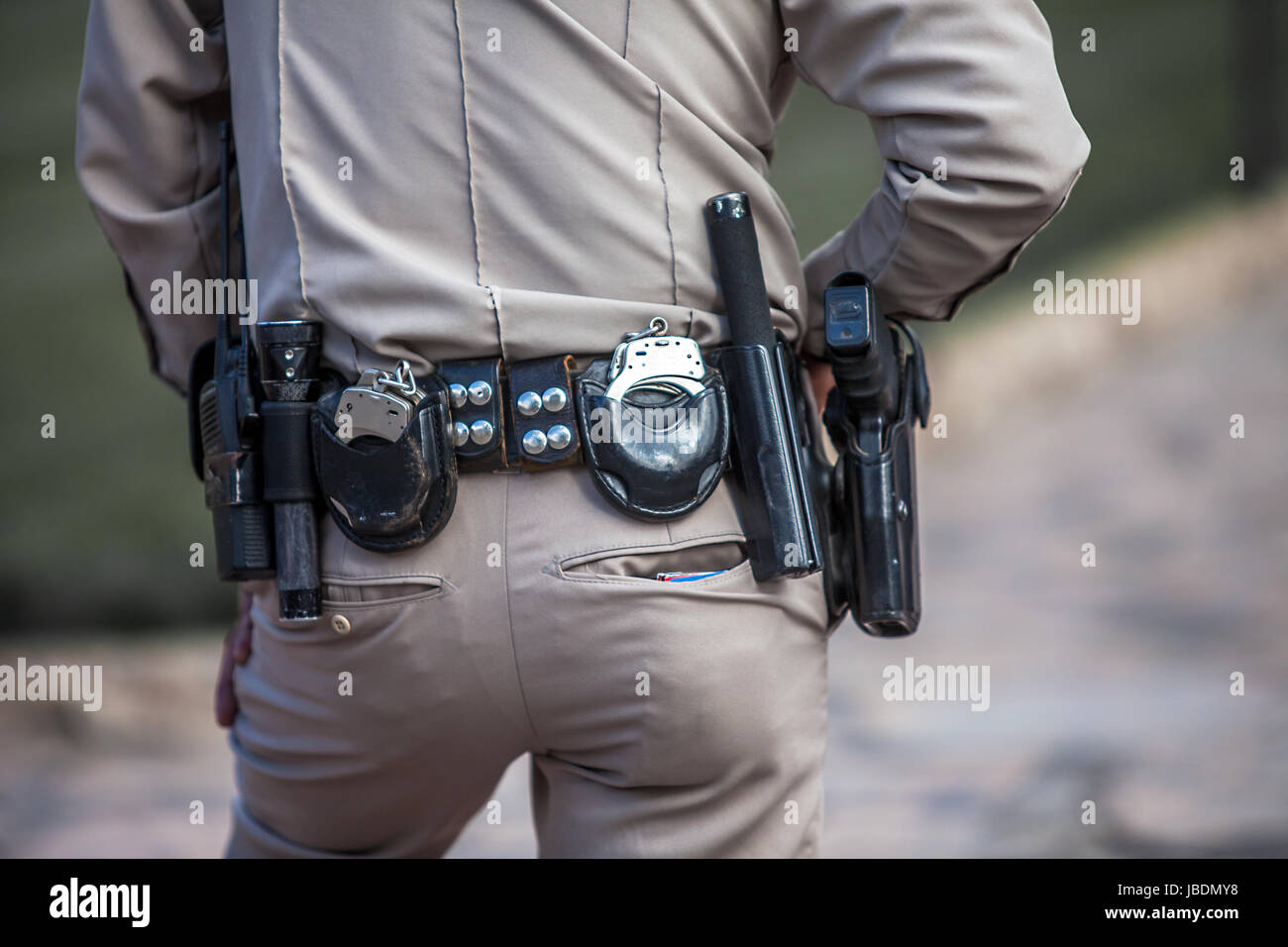 Policía Con Cinturón De Armas. Corte Imagen de archivo - Imagen de equipo,  arma: 183251673