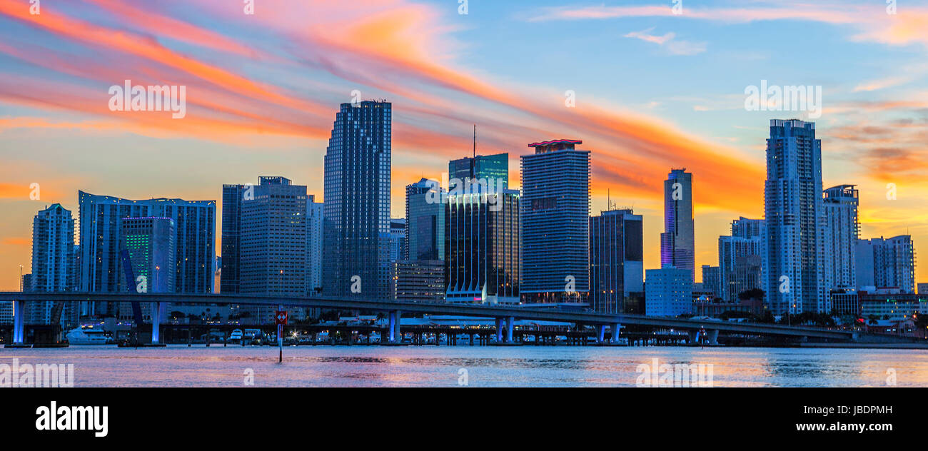 La ciudad de Miami, Florida, EE.UU. al atardecer de verano Foto de stock