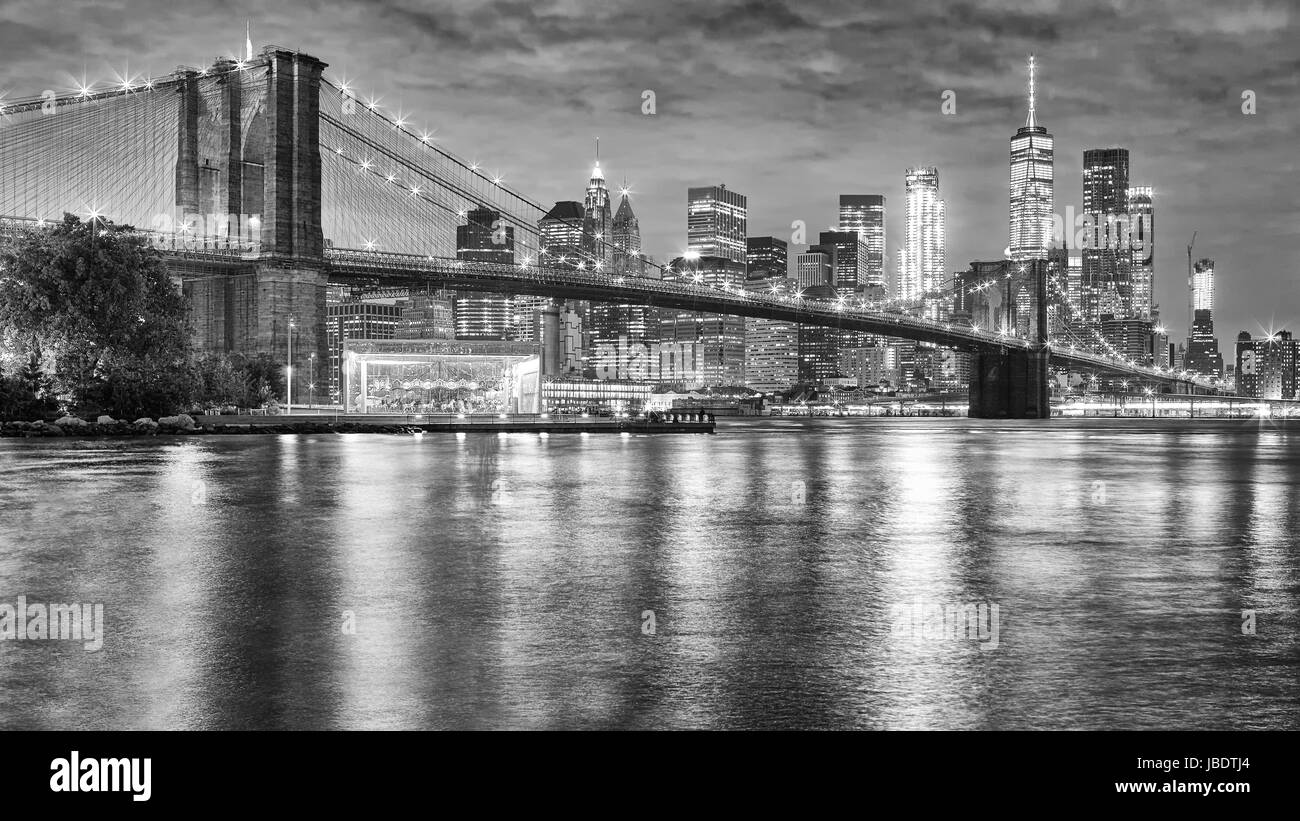 Fotografía en blanco y negro del Puente de Brooklyn y Manhattan en la  noche, la ciudad de Nueva York, EE.UU Fotografía de stock - Alamy