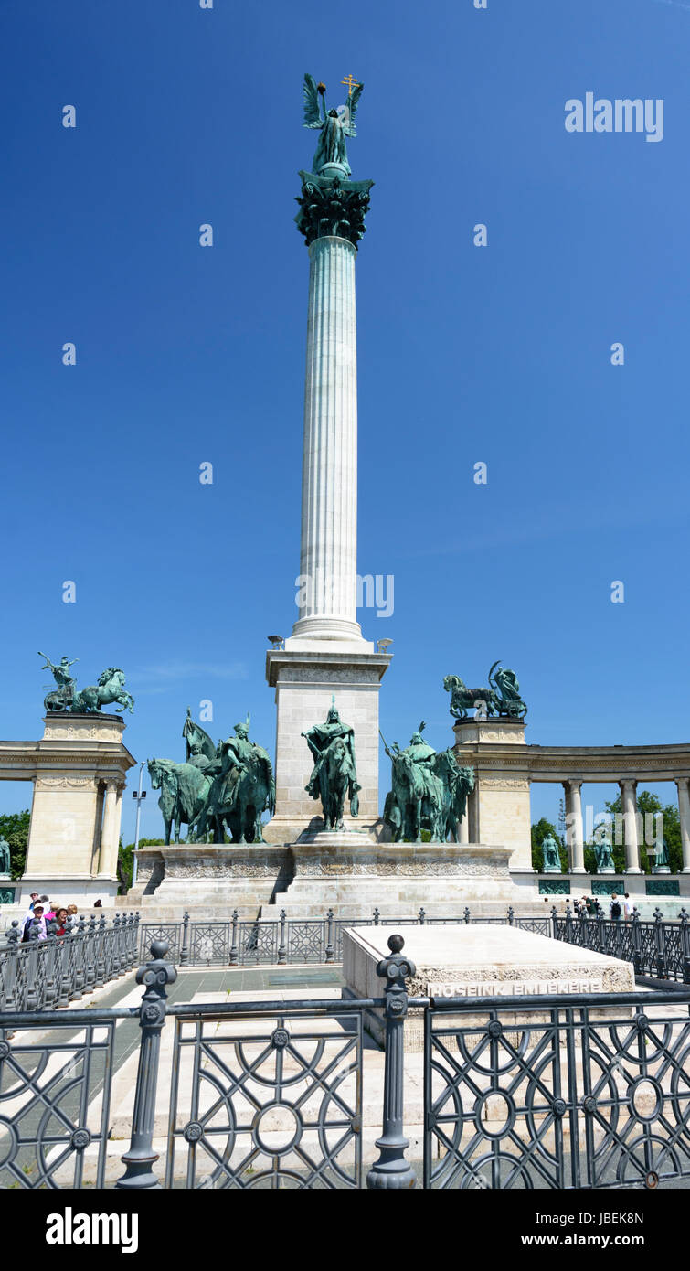 Hungría. Budapest.Monumento del Milenio en la Plaza de los Héroes. Cenotafio de piedra y la columna de Gabriel Foto de stock