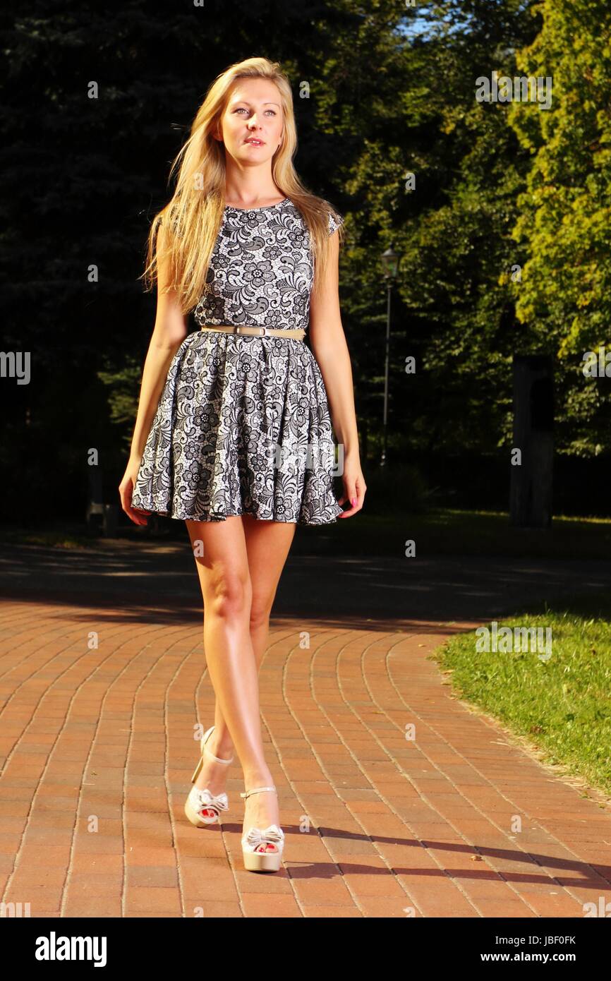 Longitud de moda joven en verano vestidos floreados, relajantes paseos en el parque al aire libre Fotografía de stock - Alamy