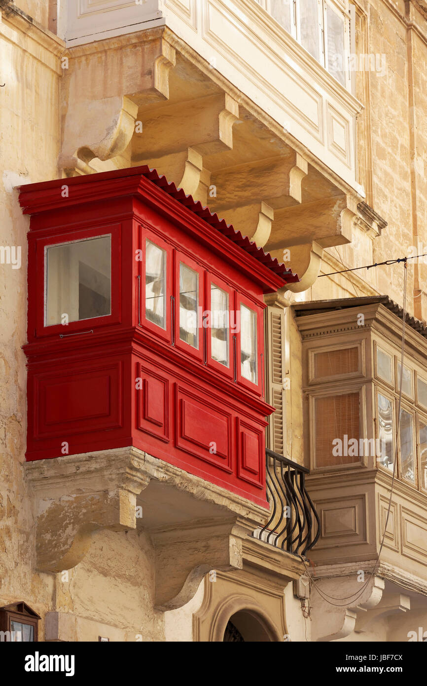 Ventanas de madera roja en la fachada, centro histórico, Valletta, Malta Foto de stock