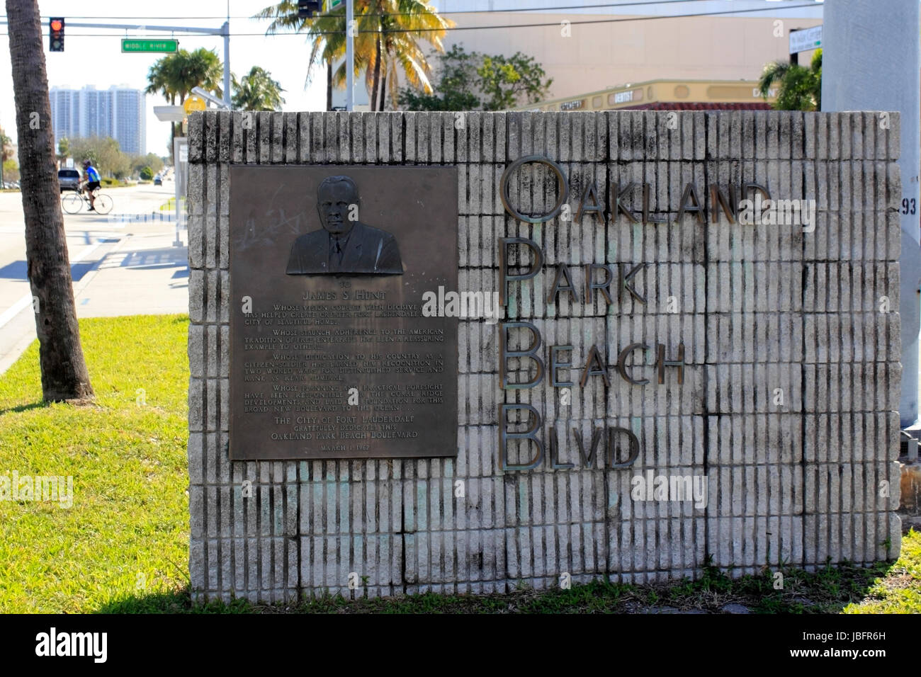 FORT LAUDERDALE, Florida - El 14 de febrero de 2014: Metal Oakland Park Beach Blvd firmar con entrega información de fondo y la imagen de la placa S James Hunt en un muro de hormigón gris. Foto de stock