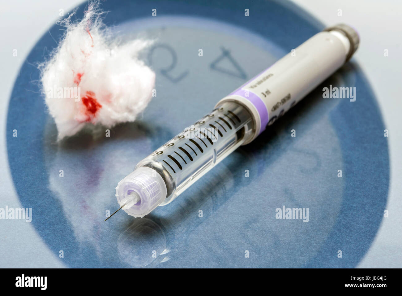 Un lápiz de insulina junto con un algodón manchado con sangre, concepto de  medicación diaria Fotografía de stock - Alamy