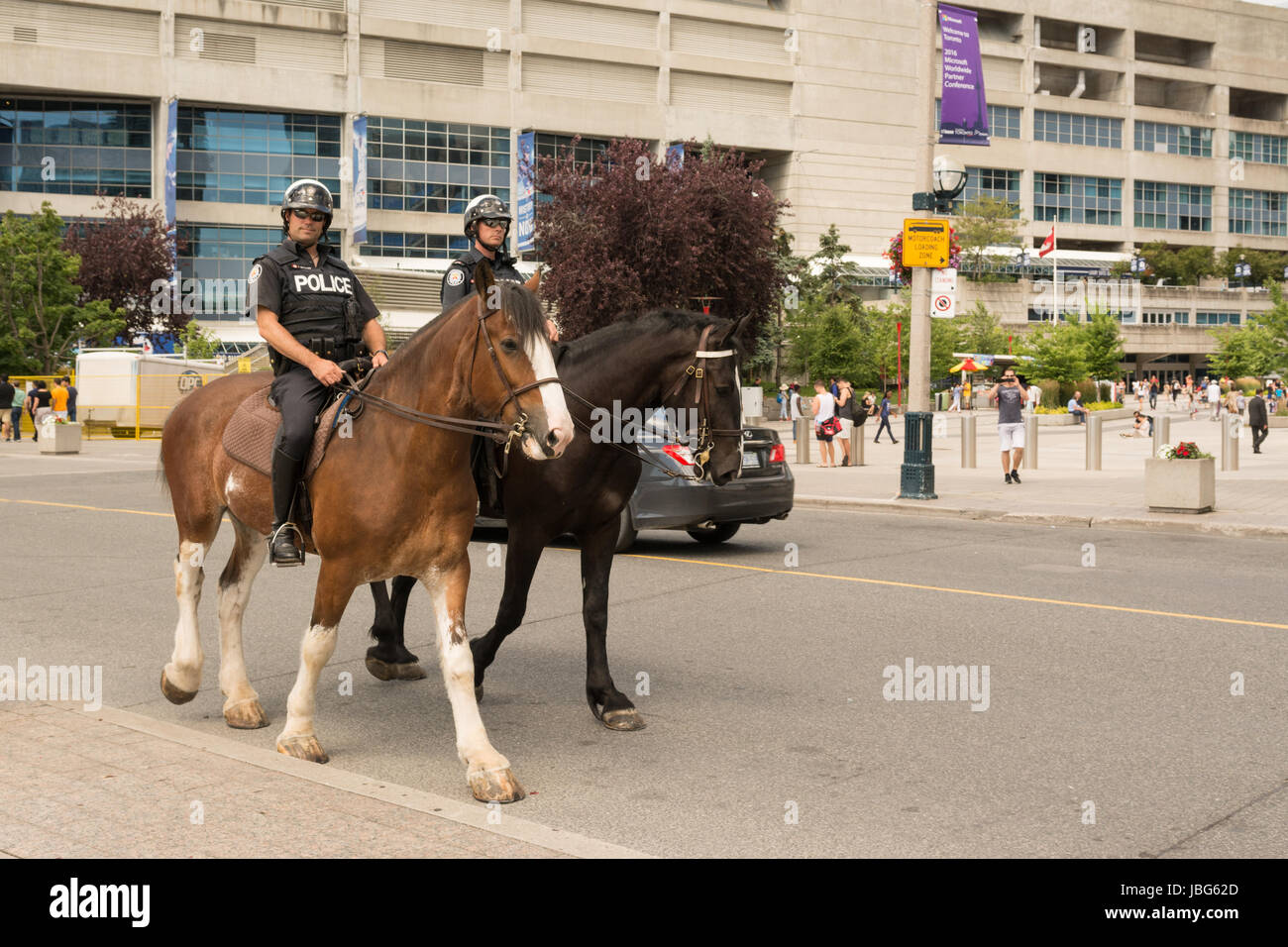 Toronto, la policía montada fuera de Rogers Centre, Toronto, Ontario, Canadá Foto de stock