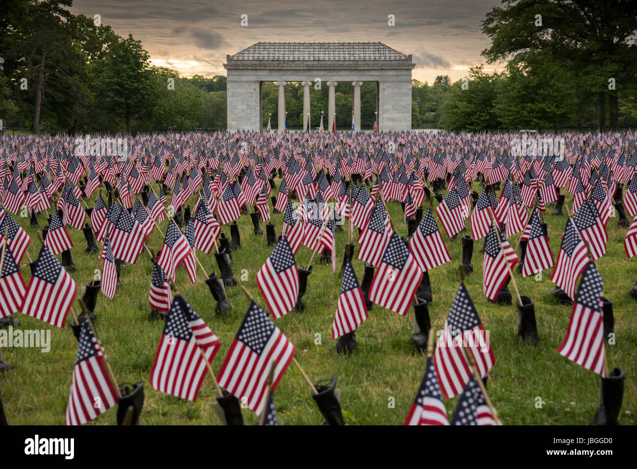 "Botas sobre el terreno", homenaje a los soldados caídos en el Memorial Day, 2017 delante del templo de la música en el Roger Williams Park de Providence, RI Foto de stock