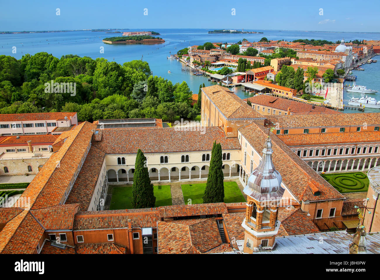 Vista de los jardines del monasterio de San Giorgio y la isla de Giudecca en Venecia, Italia. Monasterio está situado en la isla de San Giorgio Maggiore Foto de stock
