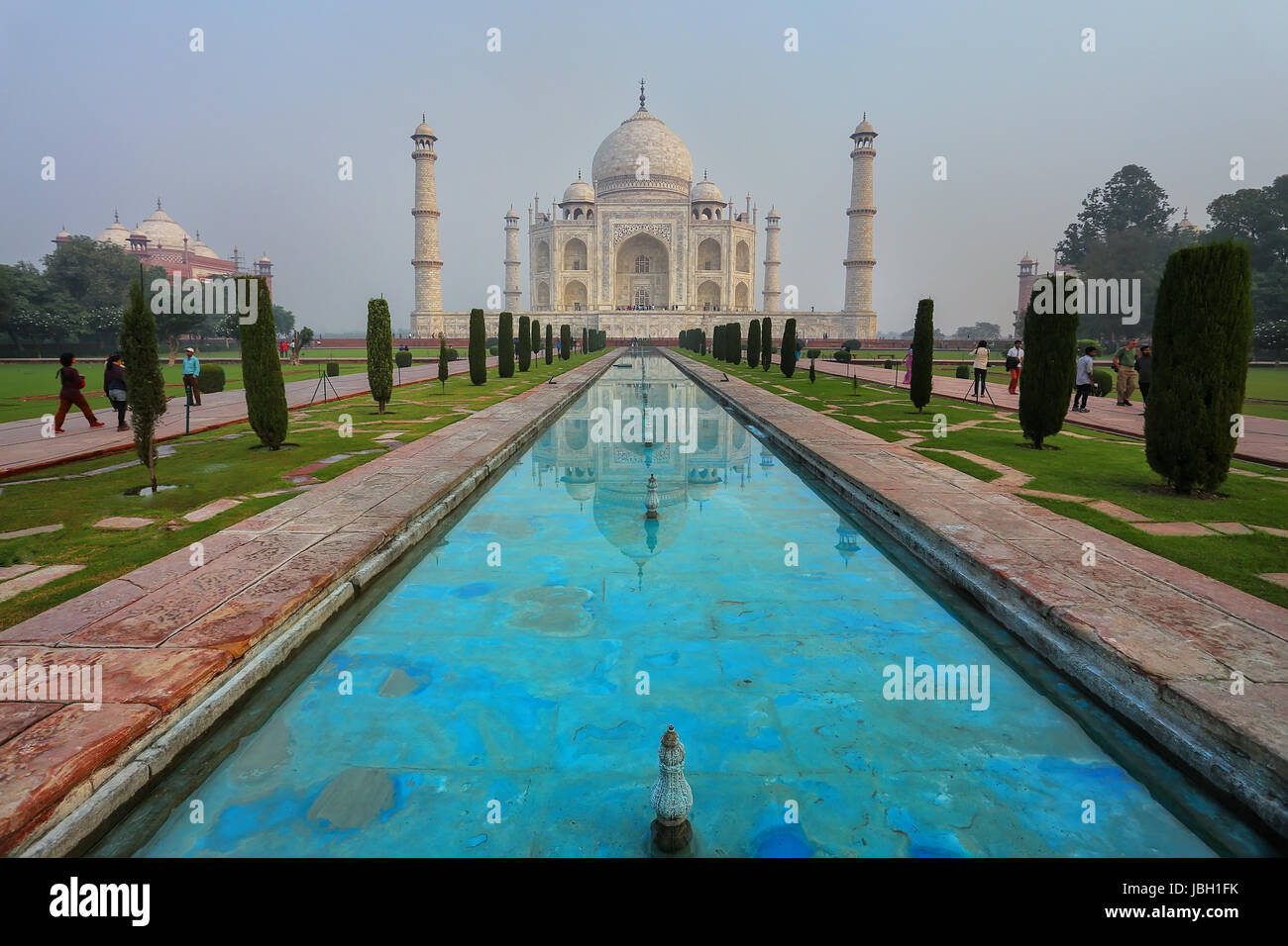 Taj Mahal en la madrugada, Agra, Uttar Pradesh, India. Fue construido en 1632 por el emperador Shah Jahan como un memorial de su segunda esposa Mumtaz Mahal. Foto de stock