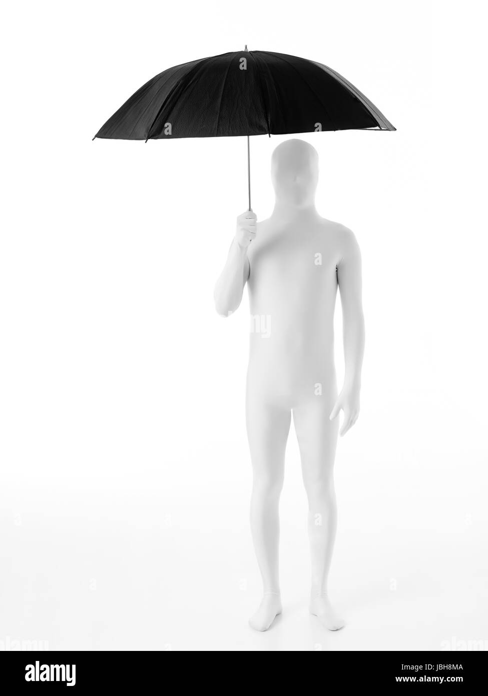 El hombre sin rostro vestida de blanco de pie con un paraguas sobre su  cabeza Fotografía de stock - Alamy