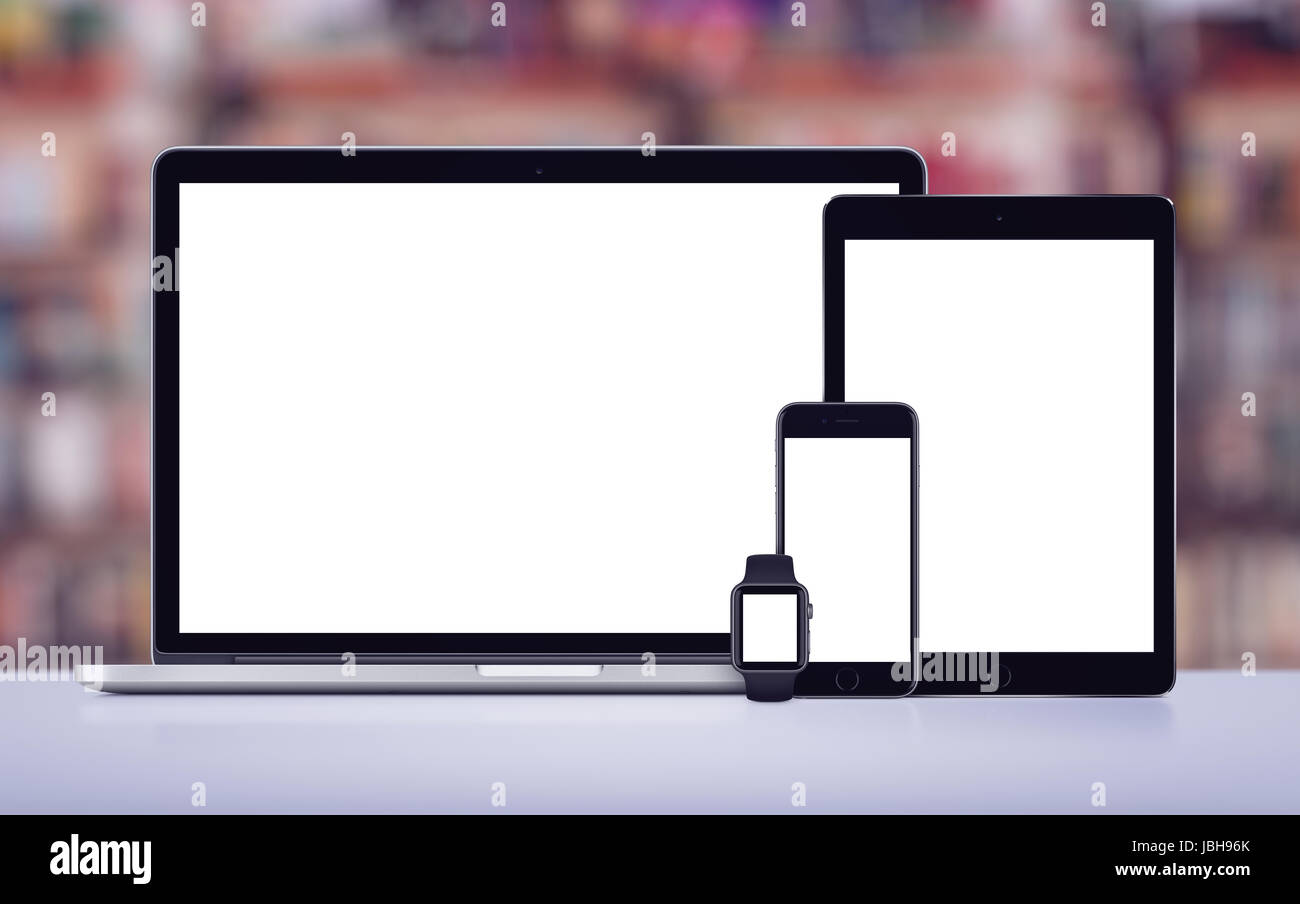 Smartphones y tablet pc portátil smartwatch boceto con pantallas blancas vista frontal Foto de stock