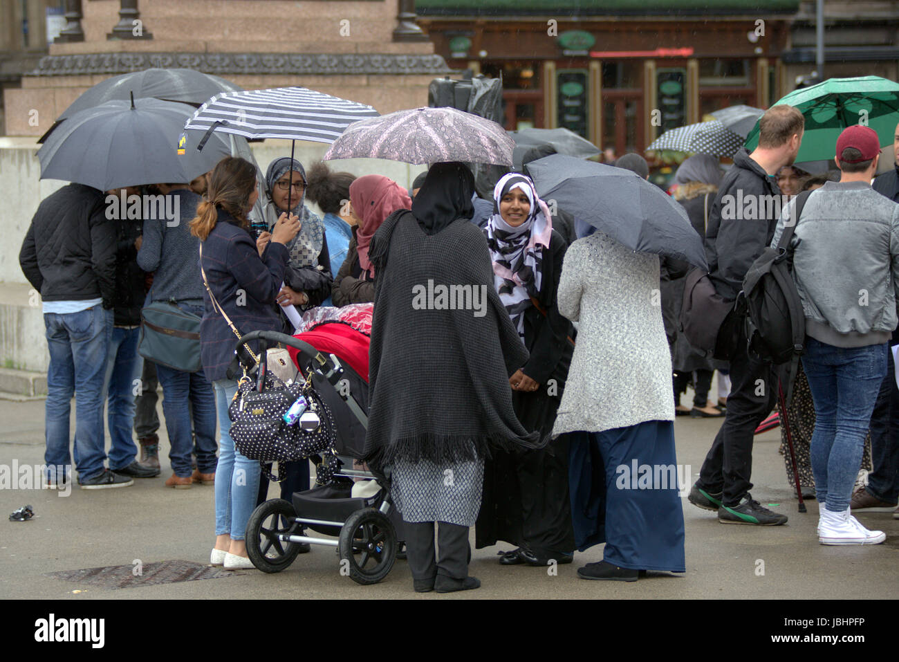 Glasgow, Escocia, Reino Unido. El 11 de junio. Los escoceses estaban con los musulmanes bajo brollies bajo la lluvia torrencial en Glasgow George Square en solidaridad con las víctimas de Londres y Manchester protesta contra ataques terroristas en Facebook un organizado de musulmanes contra el terrorismo protesta. Gerard crédito Ferry/Alamy Live News Foto de stock