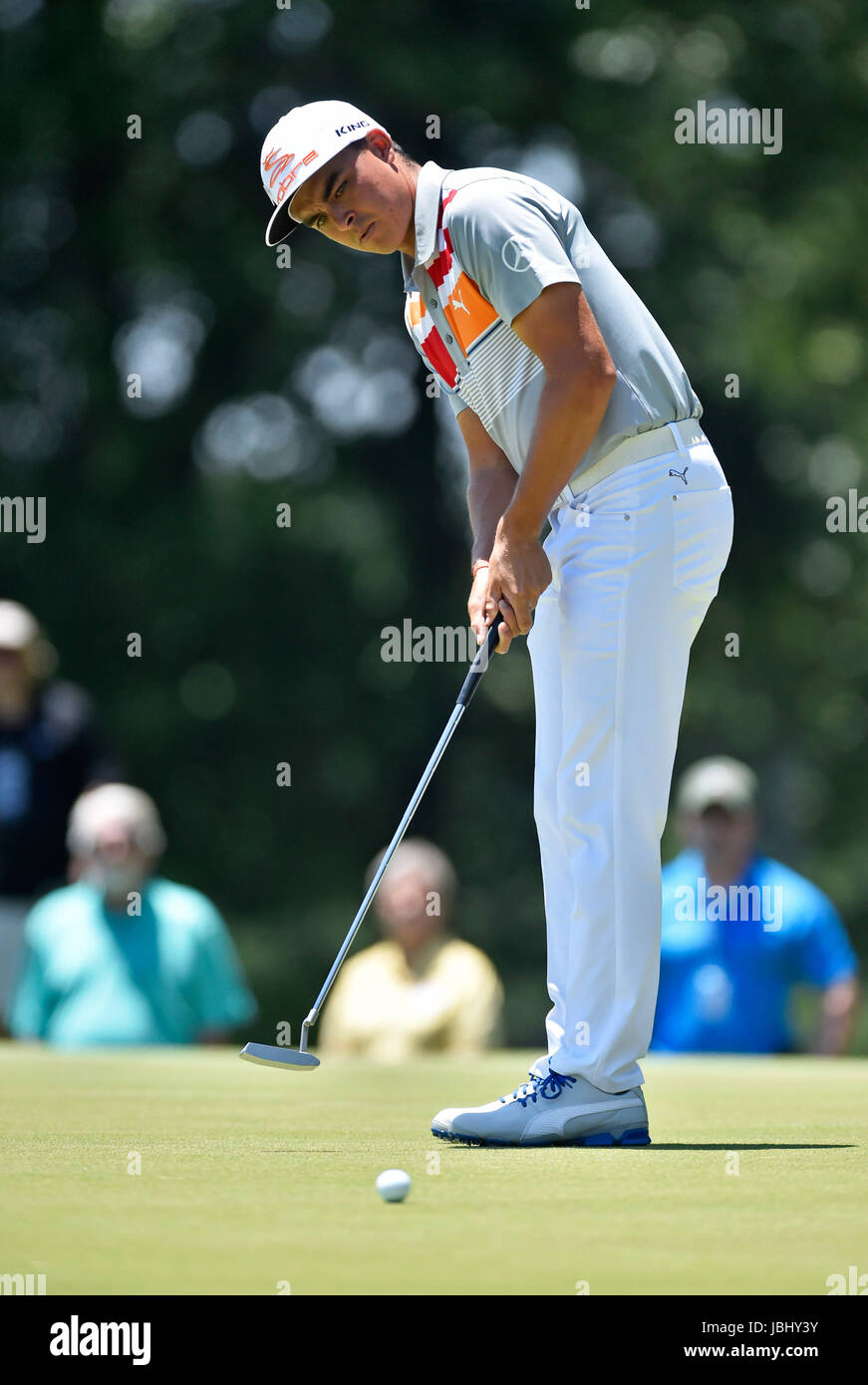Memphis, TN, USA. 09a Junio de 2017. Rickie Fowler putts en el hoyo de la segunda verde durante la segunda ronda de la FedEx St Jude Classic en el TPC Southwind de Memphis, TN. Austin McAfee/CSM/Alamy Live News Foto de stock