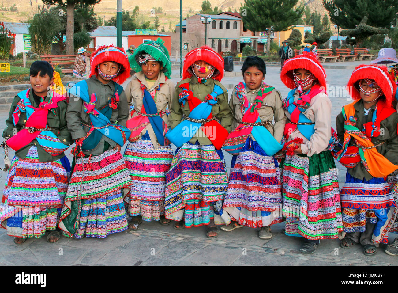 Trajes andinos fotografías e imágenes de alta resolución - Alamy