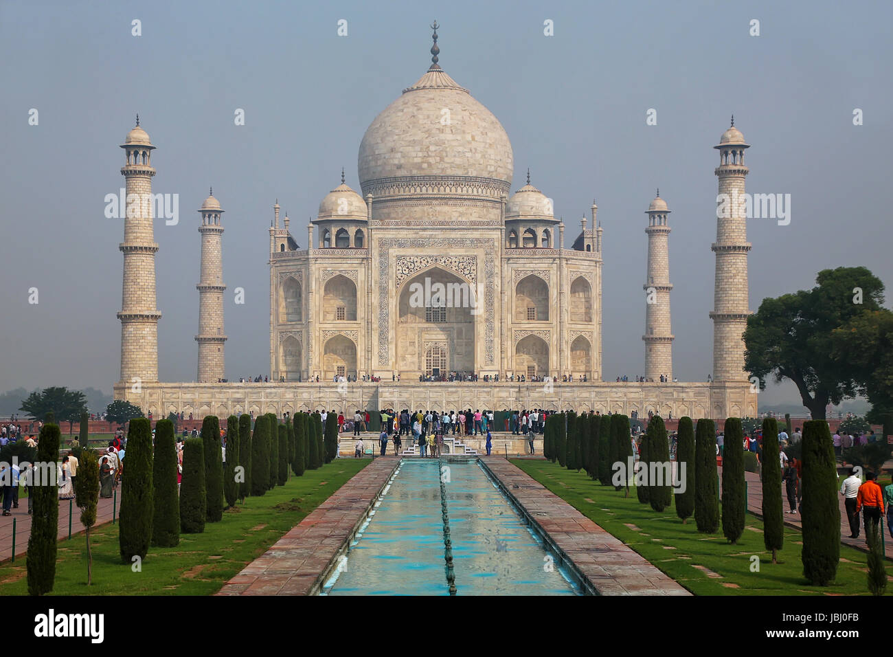 El Taj Mahal con piscina reflectante en Agra, Uttar Pradesh, India. Fue construido en 1632 por el emperador Shah Jahan como un memorial de su segunda esposa Mumtaz Maha Foto de stock