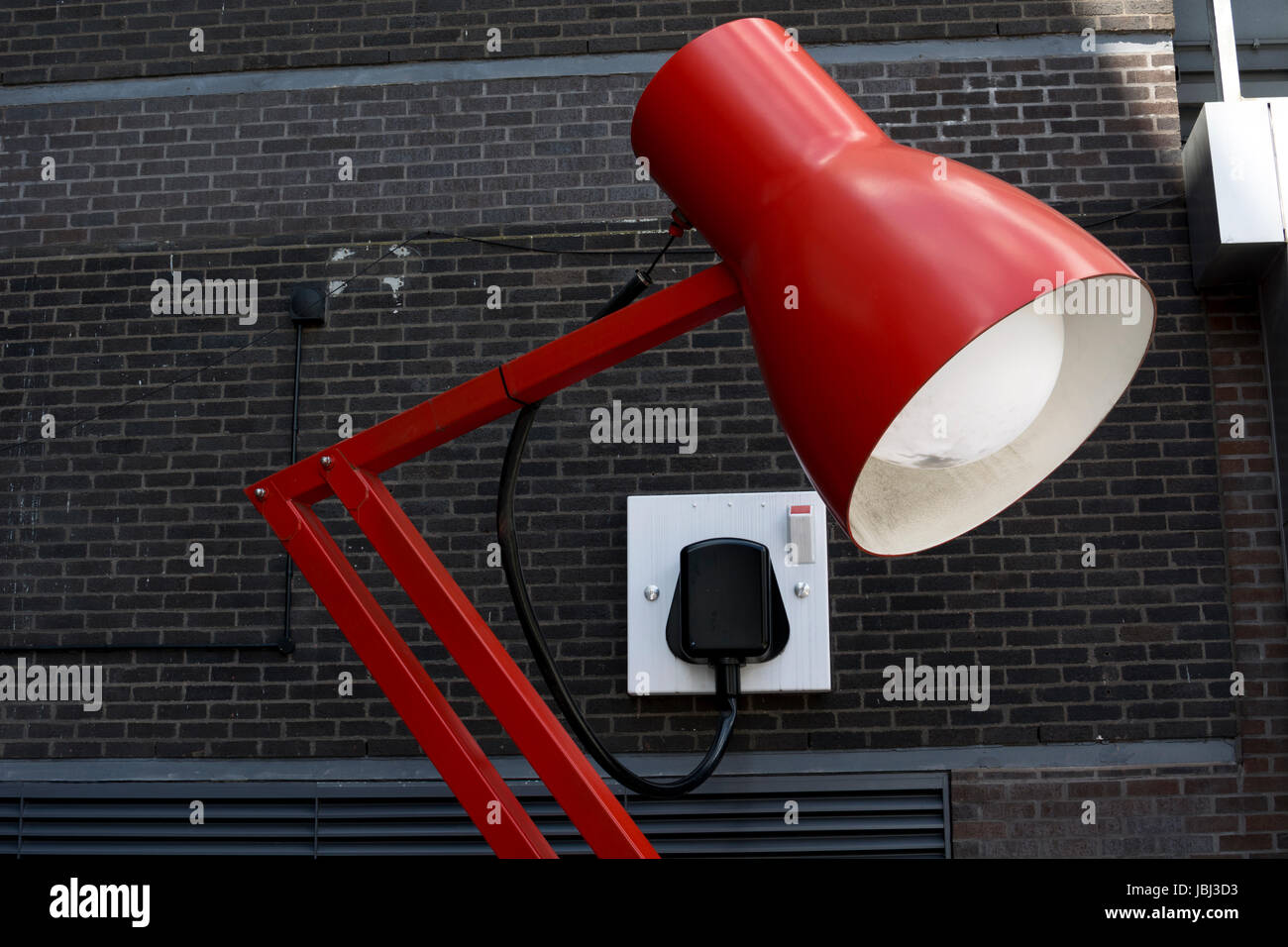 Lámpara de escritorio escultura fuera del buzón edificio, Birmingham, Reino Unido Foto de stock